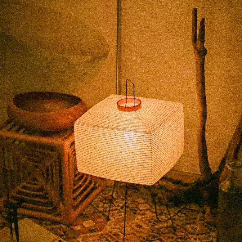 陽子 - キューブ型三脚フロアランプ | 1＋1無料